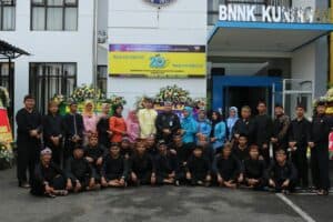 Harlah BNN Ke 20, Pegawai BNNK Kuningan Kompak Kenakan Pakaian Adat