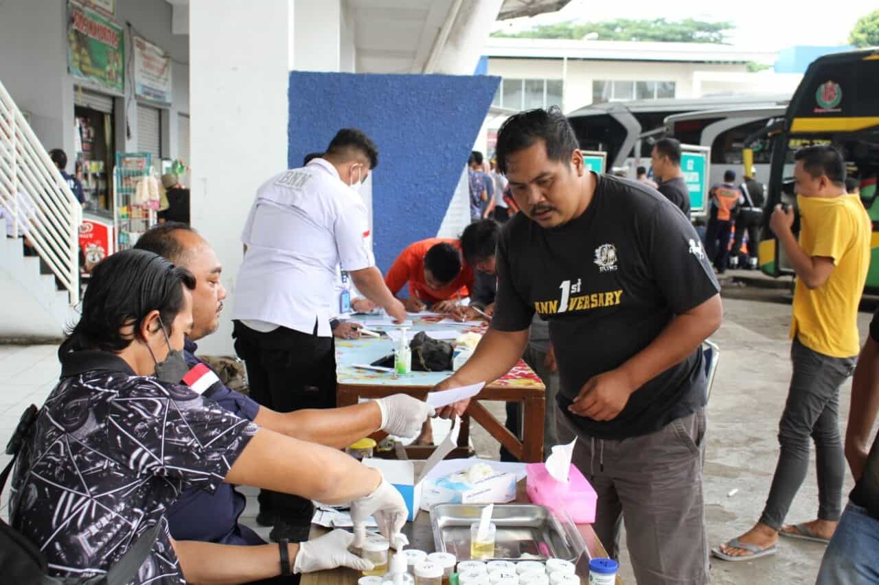 Operasi Gabungan, Puluhan Sopir Bus di Terminal Kertawangunan Ditest Urine