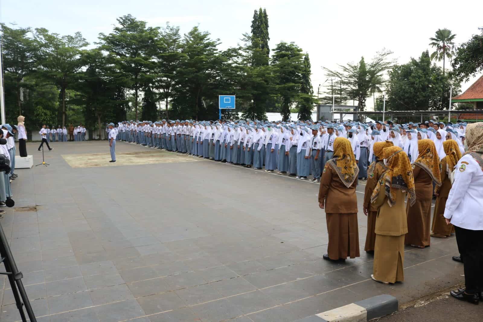 SEBANYAK 2228 SISWA SMKN 5 KUNINGAN MENYANYIKAN LAGU MARS BNN DALAM RANGKA DUKUNGAN MELAWAN PENYALAHGUNAAN NARKOBA SEBANYAK 2228 SISWA SMKN 5 KUNINGAN MENYANYIKAN LAGU MARS BNN DALAM RANGKA DUKUNGAN MELAWAN PENYALAHGUNAAN NARKOBA