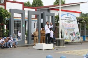 SEBANYAK 2228 SISWA SMKN 5 KUNINGAN MENYANYIKAN LAGU MARS BNN DALAM RANGKA DUKUNGAN MELAWAN PENYALAHGUNAAN NARKOBA