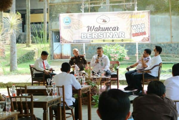 Wakuncar: Waktu Kuningan Bicara Anti Narkoba Bertajuk Rapat Koordinasi Kota/Kabupaten Tanggap Anti Narkoba Kuningan- Salah satu hal penting dalam mewujudkan Indonesia bersih narkoba adalah partisipasi dari semua elemen masyarakat terhadap program P4GN (Pencegahan dan Pemberantasan Penyalahgunaan dan Peredaran Gelap narkotika). Sebagaimana bentuknya berupa rapat Koordinasi Rapat Koordinasi Pengembangan dan Pembinaan Kota/Kabupaten Tanggap Ancaman Narkoba Kota/Kabupaten Tanggap Anti Narkoba atau Rakor Kotan. Kegiatan Rakor ini diselenggarakan oleh BNNK Kuningan pada hari Senin, tanggal 29, Mei 2023, bertempat di Prima Resort pukul 08.30 WIB s.d selesai. Kegiatan ini menghadirkan para narasumber yaitu Drs. H. Hidayat Saleh(Kabid Ketahanan Bangsa BAKESBANGPOL Kabupaten Kuningan) dan AKP. Dadang ( KASAT Narkoba Porles Kabupaten Kuningan). Para undangan yang menghadiri acara antara lain yang terdiri dari: Kejaksaan Negeri Kabupaten Kuningan, Pengadilan Negeri Kabupaten Kuningan, Polres Kuningan, Kodim 0615/Kuningan dan Kepala SKPD di wilayah Kabupaten Kuningan / yang mewakili Sedangkan puhak penyelenggara dari pihak BNNK Kuningan yaitu Kepala BNNK Kuningan, AKBP. Yaya Satyanagara, S.H., M.H., Dedy Nuryadi, SE, Soni Sutrisno, S.Kom, Novy Khusnul khatimah, S.I.Kom., MA, Ine Dwi Juniar Kurniawati, S.KM, Arif Budiarsa, SE, Yogha Adhie Nugraha, S.Hut, Rizha dan Nursyachfijar, SM. Kegiatan berjalan lancar dengan tersampaikan nya Materi kepada peserta dengan jumlah 30 Orang. Kegiatan ini diharapkan semakin menambah partisipasi seluruh stakeholder yang ada sebagai pedoman untuk bersama-sama saling bersinergi sesuai perannya dalam rangka mencegah dan memberantas penyalahgunaan Nakorba, dan adapun yang menjadi tujuan utama dari program di KOTAN ini adalah untuk meningkatkan ketanggapan suatu kabupaten kota dalam menghadapi ancaman narkoba dengan memperkuat kemampuan antisipasi adaptasi dan mitigasi daerah tersebut. (Humas BNNK Kuningan)