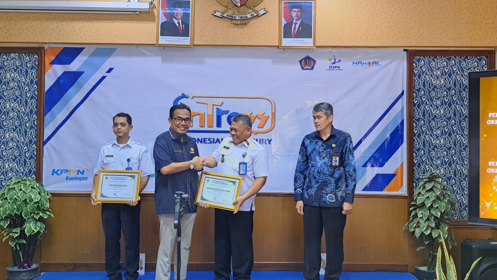 BNNK Kuningan Kembali Raih Penghargaan IKPA Terbaik dari KPPN Kuningan BNNK Kuningan Raih Penghargaan IKPA Terbaik dari KPPN Kuningan